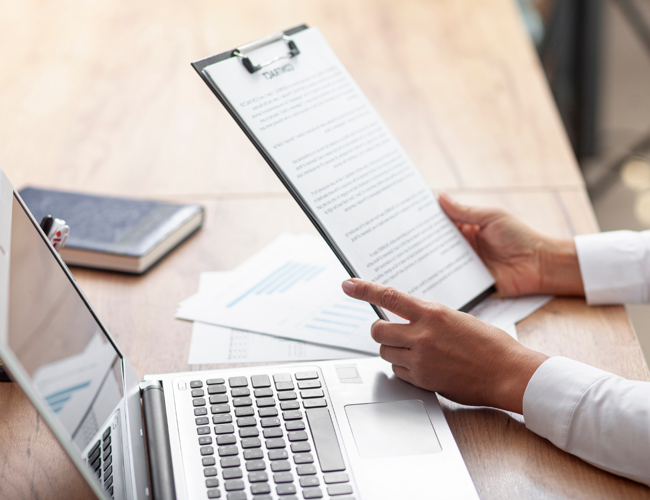 Pessoa lendo documentos e analisando contratos